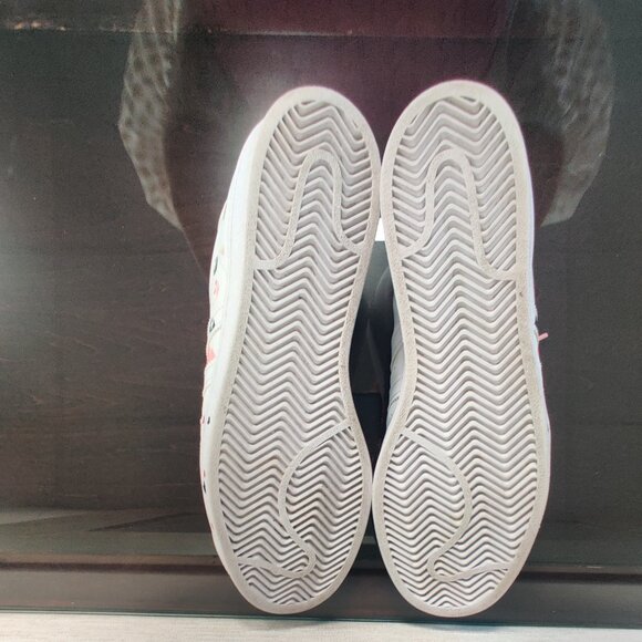 ✨No Longer Available✨ Size 10 adidas heart sneakers runs large - Picture 3 of 6